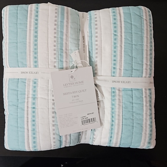 NWT Levtex Double-Faced Beautiful Sea-Inspired Designs, Twin-Size Quilts - Picture 3 of 5